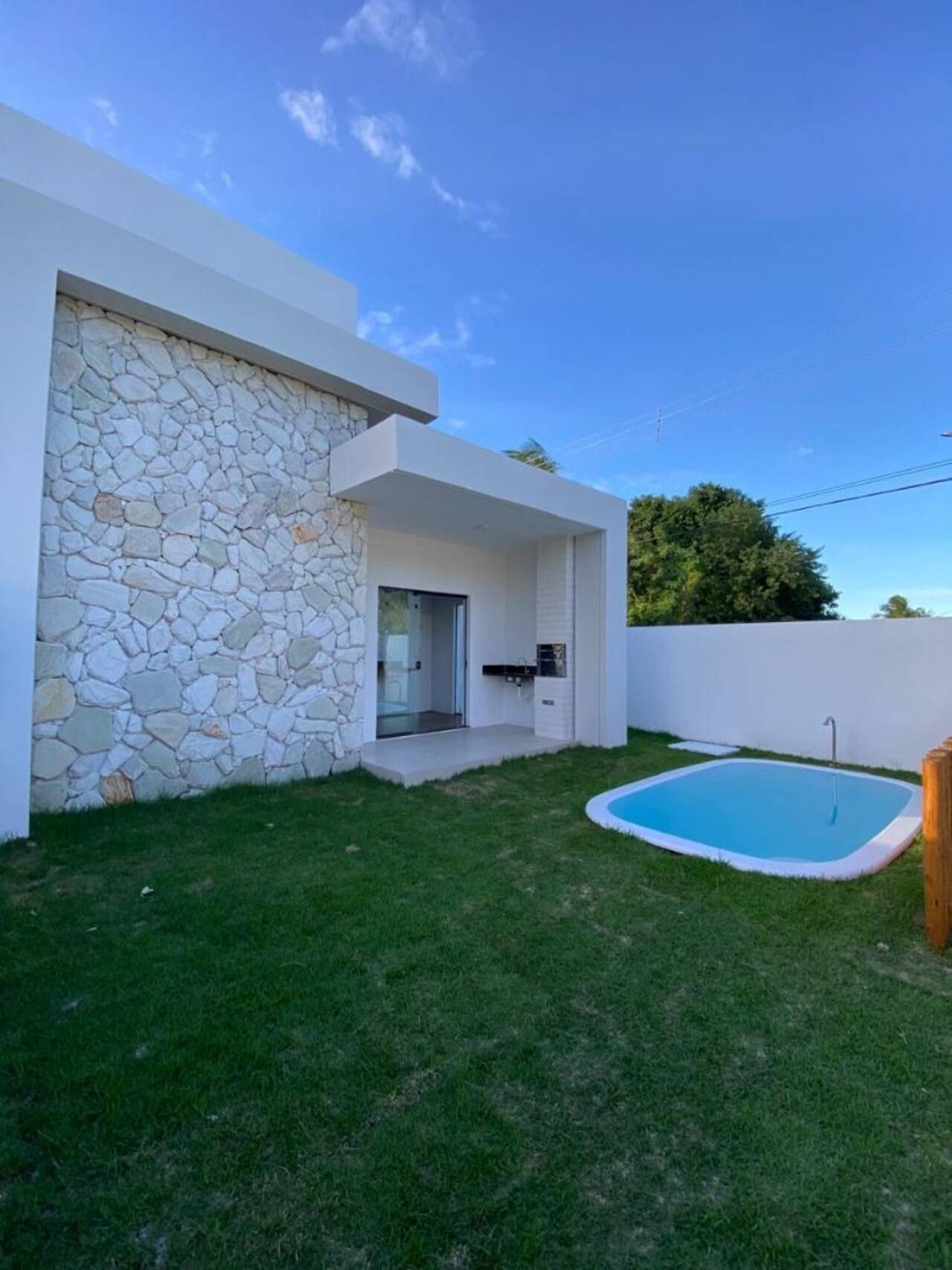 Casa térrea 3/4 sendo 1 suíte, piscina, garagem. Localizada em Arembepe