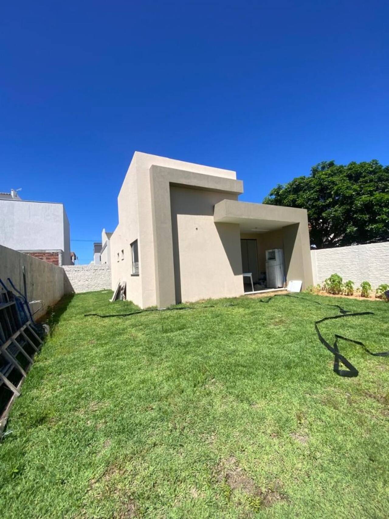 Casa nova térrea a venda no Condomínio Luar de Aremebepe